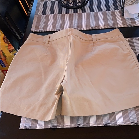 Woman’s Express Stretch Kahki Shorts Sz 4 - Picture 5 of 8